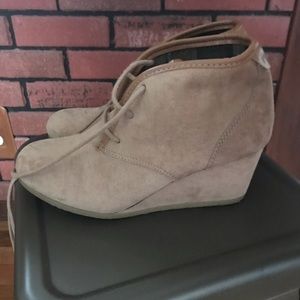 Size 8 Tan Lace-up Booties